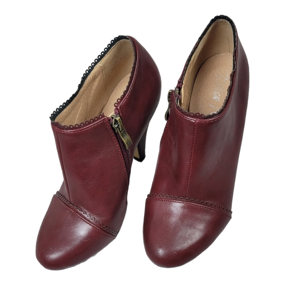 DOLCE NOME Inside‎ Zip Ankle Booties in Burgundy